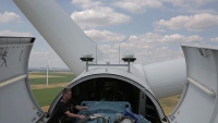 https://www.emersonculurgioni.com/files/gimgs/th-21_Hans Hobbie überprüft die Windkraftanlage des Windparks GDF SUEZ Reichardtswerben.jpg